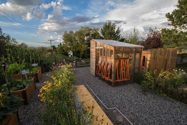 Drevený altánok záhradný skleník záhradný dizajn Záhradný dizajn Drevený altánok záhradný skleníkový krb otvorený