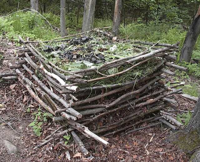 Kompost v lese - užitočný pre stromy kompost-kontajner-rustiek-vyrobeny-z-konarov