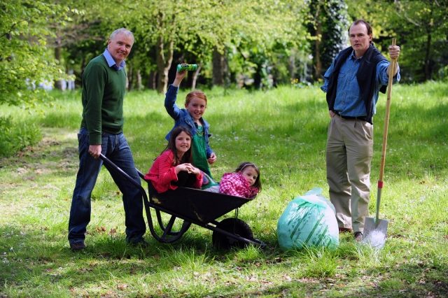 Vytváranie kompostu s plastovými vreckami - rodinné záhradníctvo kompost-v-záhrade-vytvorte-rodinný-obrázok