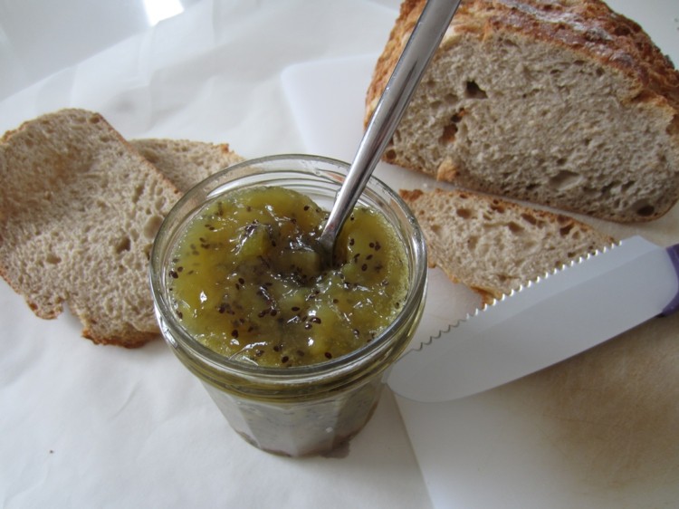 džem-varenie-kiwi-tropické-ovocie-chlieb