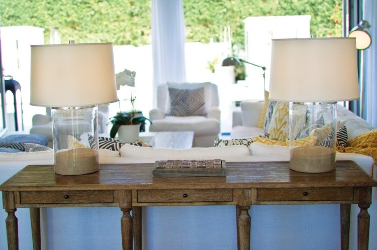 Konzolový stôl z masívu a žiarovky s nohami plnými piesku Konzolový stôl za pohovkou-dekorácia-nápady-drevo-rustikálne-lampa-pieskové tienidlo