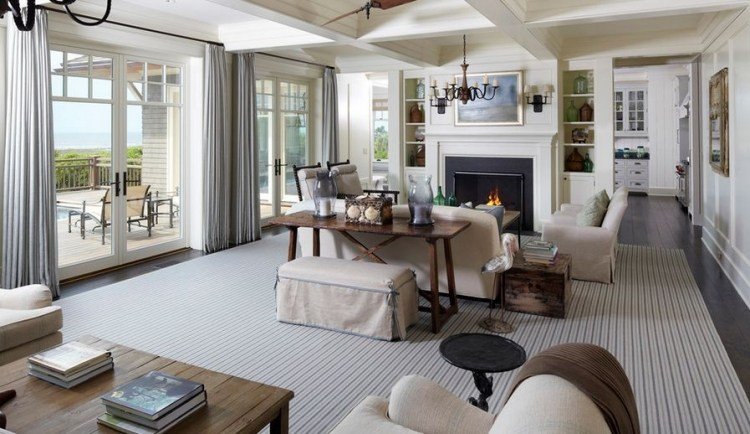 krásna obývačka v krémovej bielej farbe s akcentmi v hnedej farbe dvere-konzola-stôl-sedačka-nápady-drevo-koloniálna-béžová-prírodná-terasa