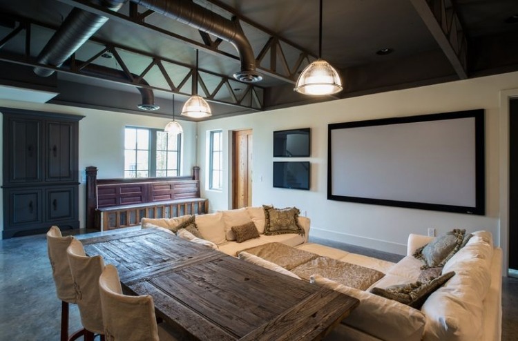 Spoločenská miestnosť so stolom a stoličkami za pohovkou konzola-stol-za-sedaciou-sedackou-myslienkou-gauč-béžová-priemyselný-štýl-tv-veľký