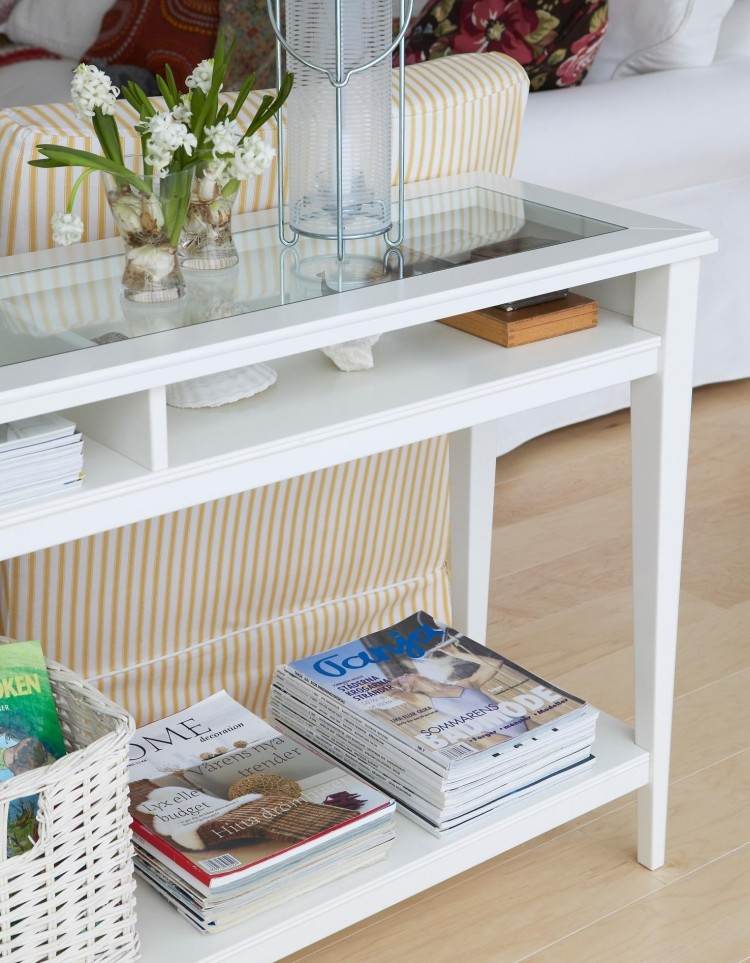Konzolový stôl v bielej farbe so sklenenou doskou a priehradkami na uloženie konzola-stol-za-sedaciou-sedaciou-vyrobkou-predstavy-konzola-biela-gauč-pruhy-žlté sklo