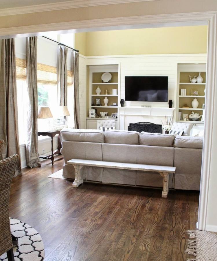 úzka mramorová lavica ako konzolový stôl za pohovkou Konzola-stôl-za-pohovkou-nábytok-nápady-drevená podlaha-koloniálne-nástenné police