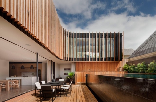 rezidencia l-forma dizajn otvorenej miestnosti prízemie drevená fasáda súkromný plot