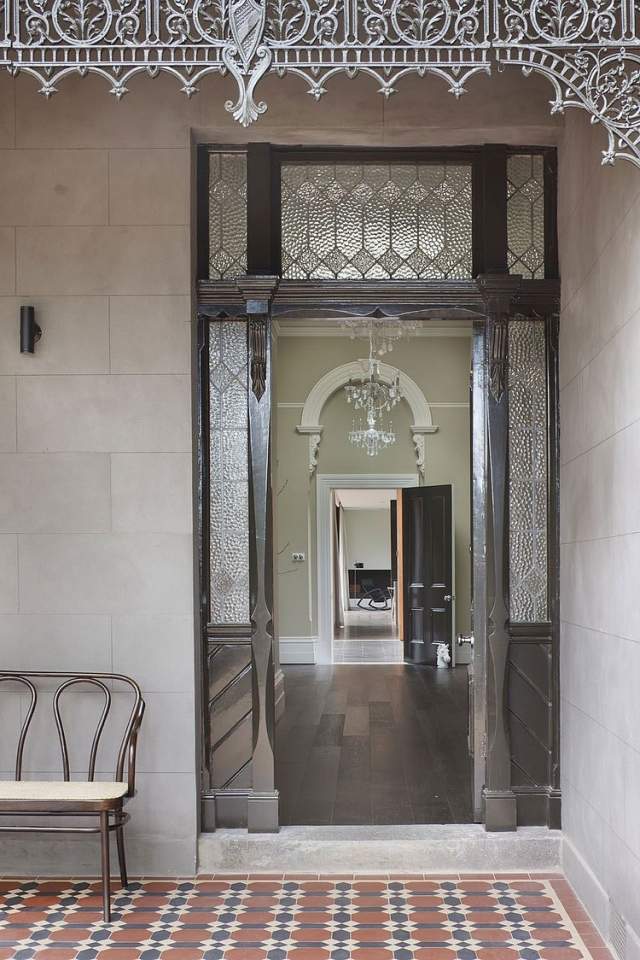 Vintage-prvky-architektúry-zachované-bývalý-viktoriánsky-dom-matný-gibson-architektúra