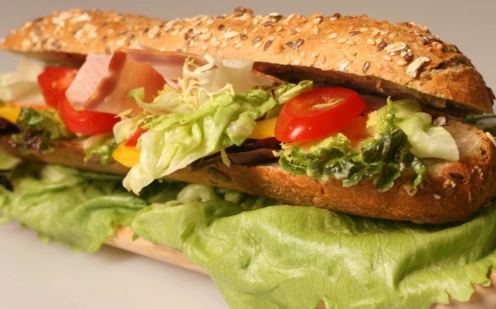 šalát z bagety v záhradnej sendvičovej paradajkovej šunke