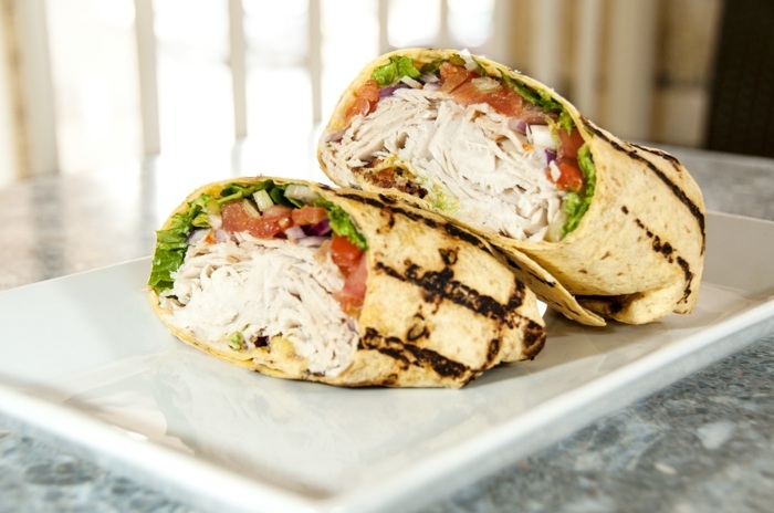 tortilla šalát grilovaný zeleninový tanier