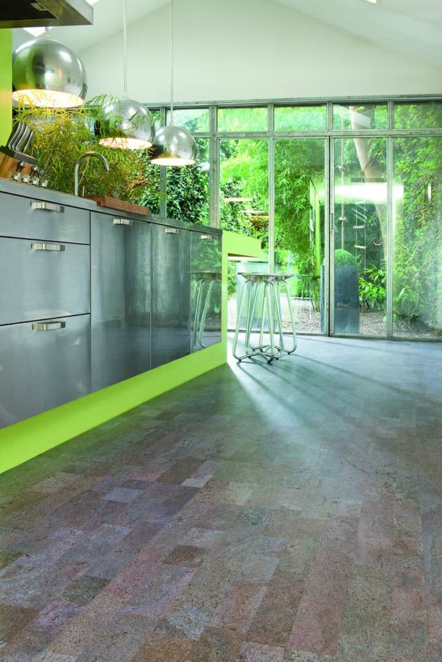 Kuchynská korková podlaha, položená oceľová predná časť Ukladanie korkových podlahových oceľových čiel umývadlová sklenená stena