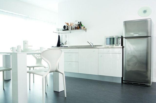 moderná kuchynská korková podlaha pokladajúca nepremokavý materiál Korková podlaha položila vodotesný materiál sivej farby odpudzujúci prach