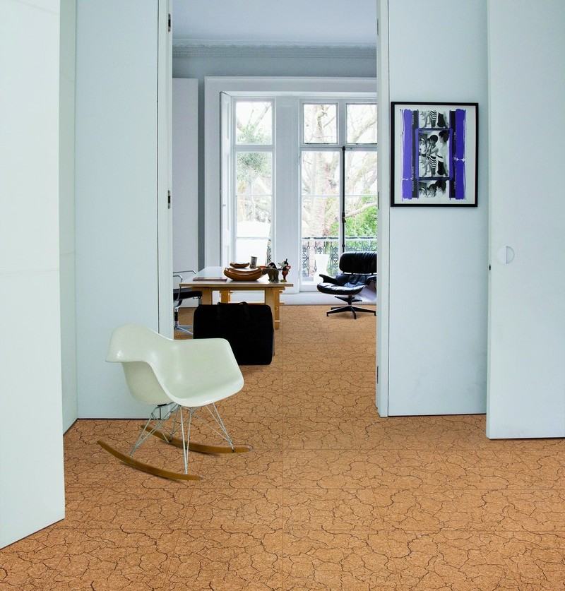 Korkové podlahy, kladenie kancelárskych chodbových panelov moderné