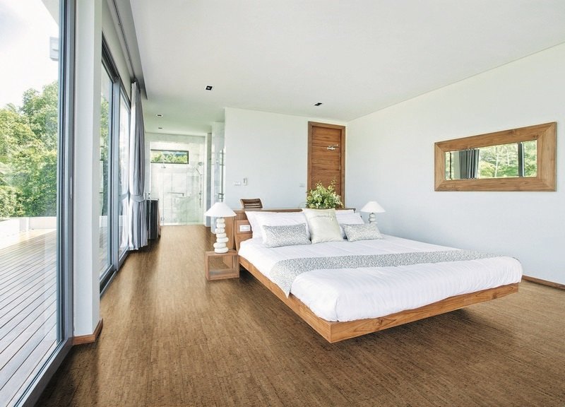 Pokladanie korkovej podlahy, dizajn spálne, manželská posteľ