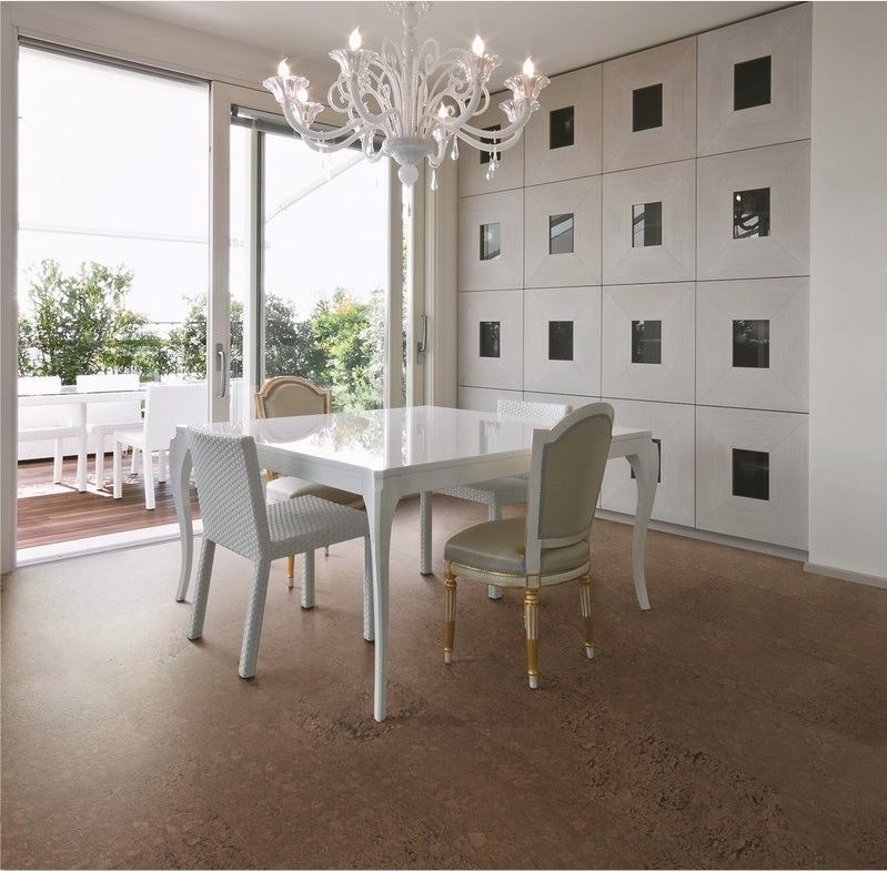 Nápady na položenie korkovej podlahy na dizajn steny jedálne