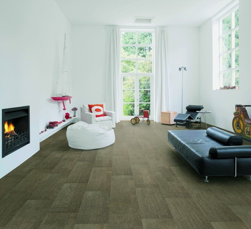 Ukladanie korkových podlahových panelov do obývačky je ľahké a odolné voči vode