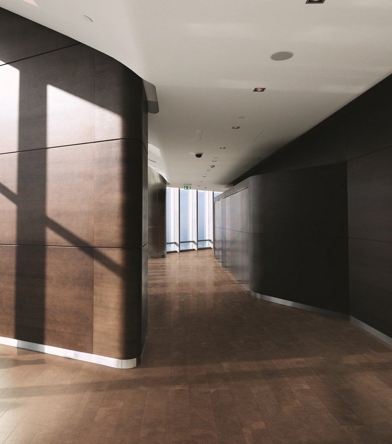 Korková podlaha-pokládka-tmavá-podlaha-moderná