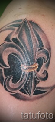 Királyliliom tetoválás egy férfi vállán