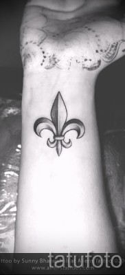 Királyliliom tetoválás fotó - példa a csuklón