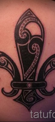 Királyliliom tetoválás fotó - egy férfi hátán