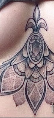 Királyliliom tetoválás fotó - a lány mellei között