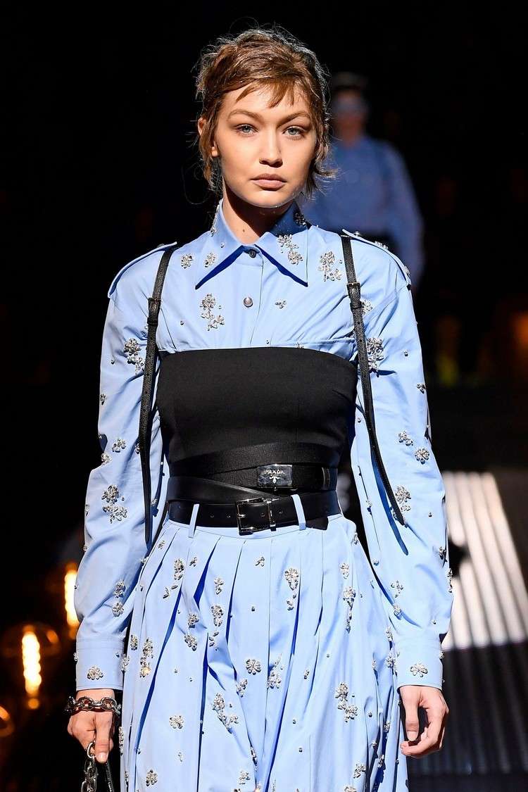 Kvetinový vzor módny trend 2021 outfit s korzetom