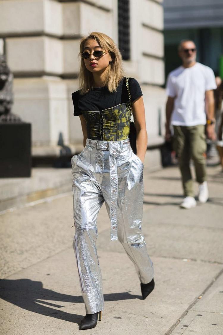 V zime skombinujte vrchné oblečené nohavice s korzetom