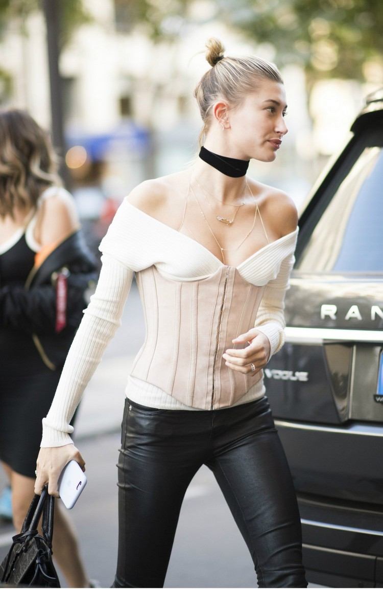 ako korzet kombinuje trendy v nohaviciach na jar 2021