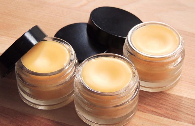 Vyrobte si kakaové maslo, včelí vosk a kokosový olej balzam na pery