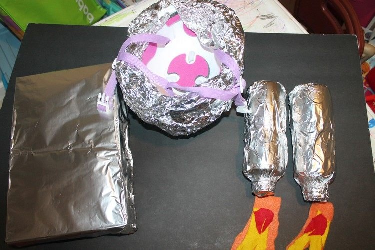 DIY kostým astronauta vyrobený z hliníkovej fólie