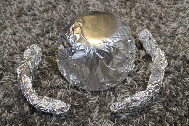 vikingský kostým, vyrobte si prilbu z hliníkovej fólie