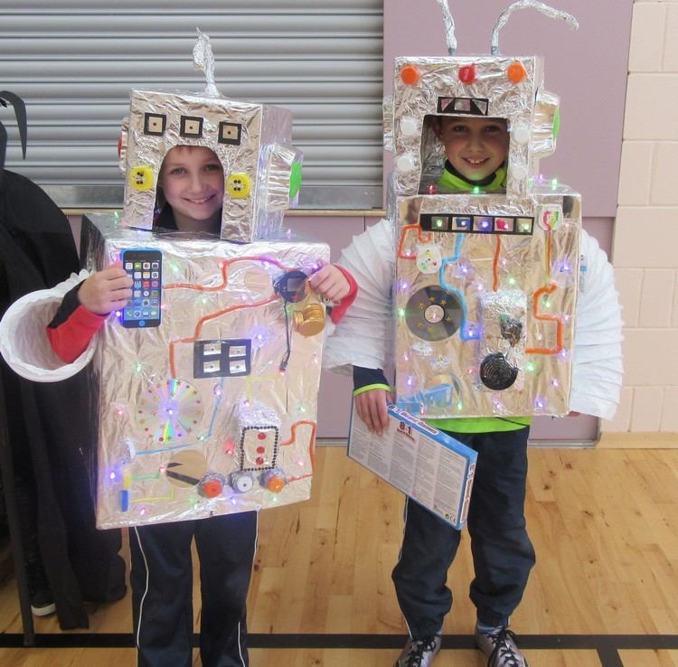 nápady na kostýmy, deti, kartónový robot z hliníkovej fólie