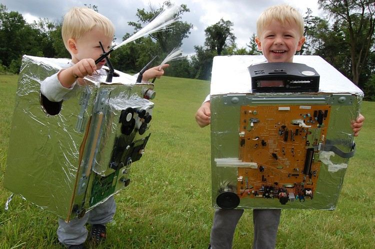 robotický kostým dieťa hliníková fólia staré elektronické zariadenia