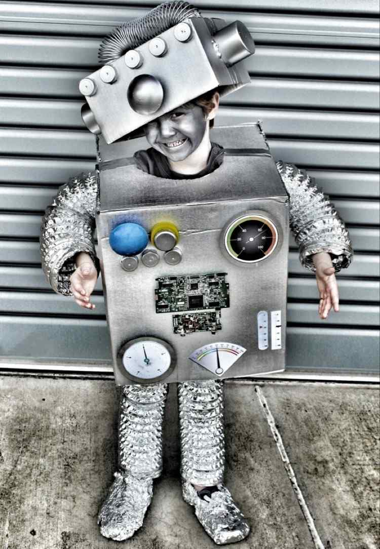deti vyrábajú kostýmy z odpadkového robota