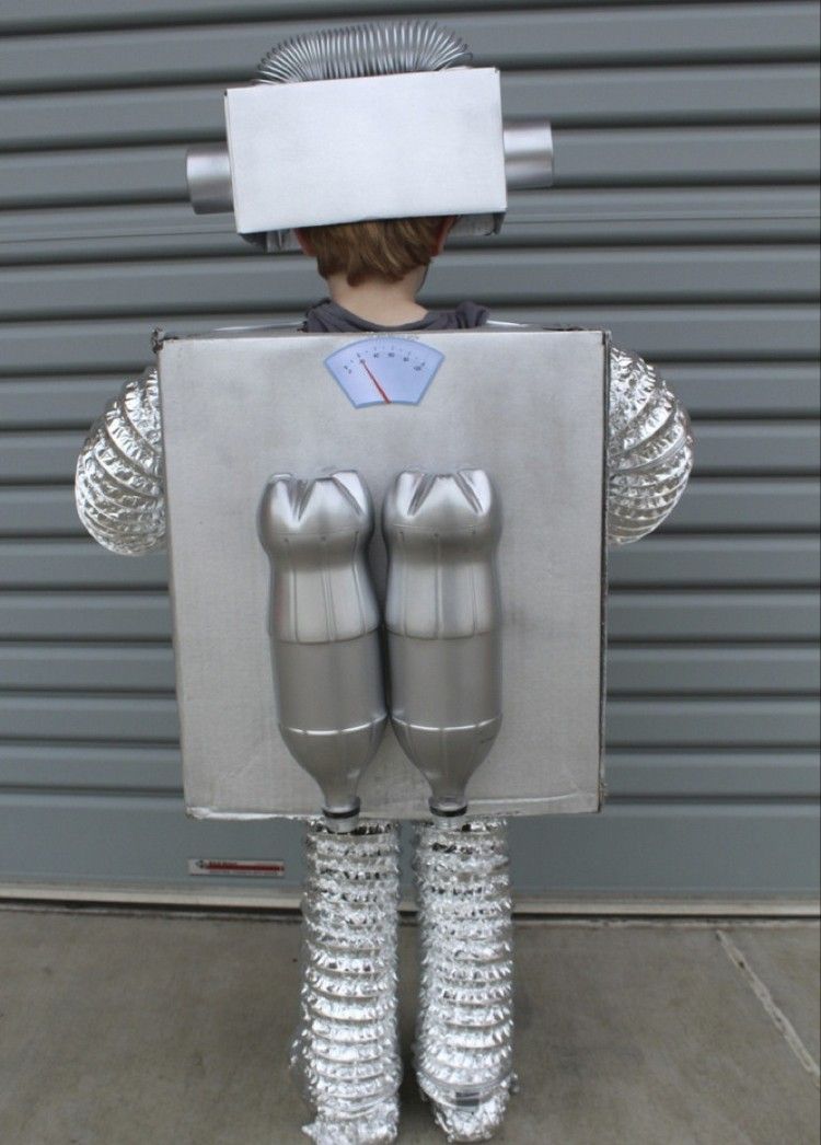 diy kostým nápad robot lepenkové plastové fľaše vetracie potrubia
