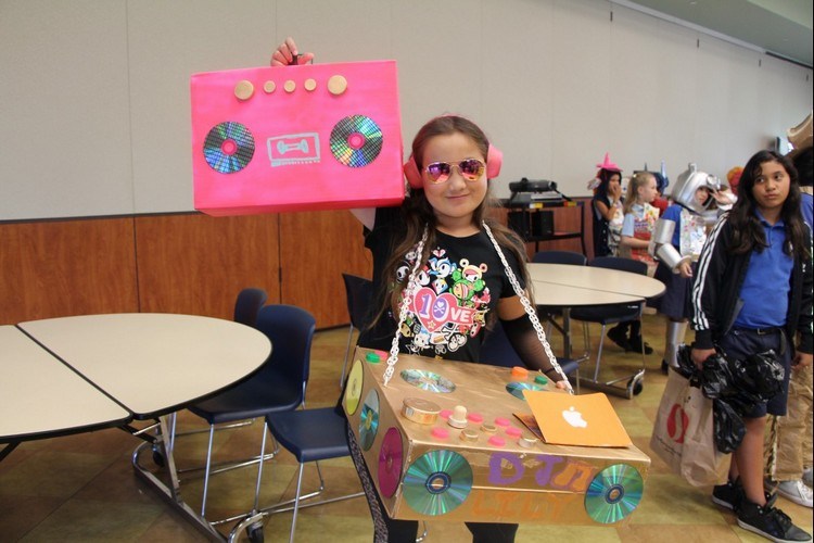 dj kostým z odpadkov drotár kartón staré cd počítačové príslušenstvo