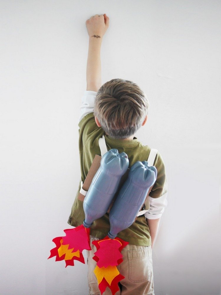 vyrobte si kostým z plastových fliaš na batoh na odpadky