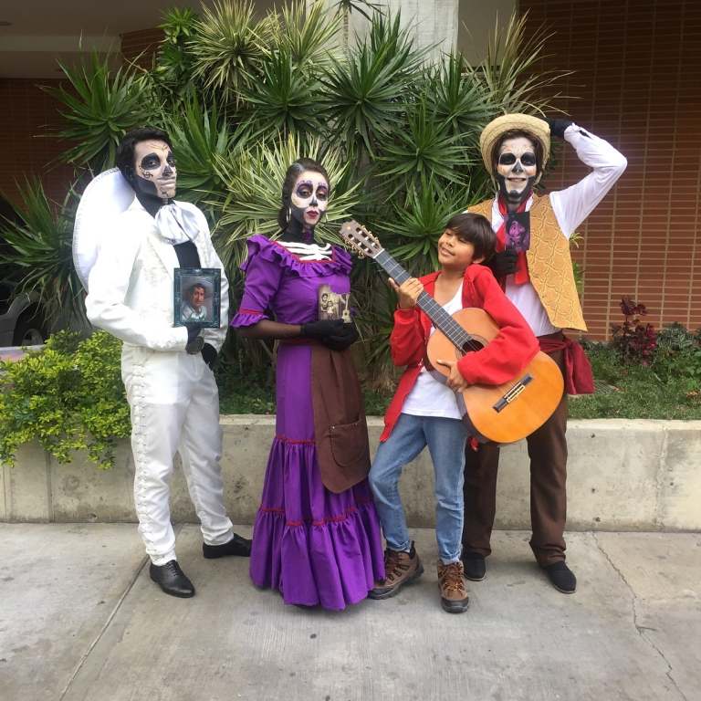 Nápady na kostýmy pre rodinnú skupinu Halloweenske kostýmy La Catrina