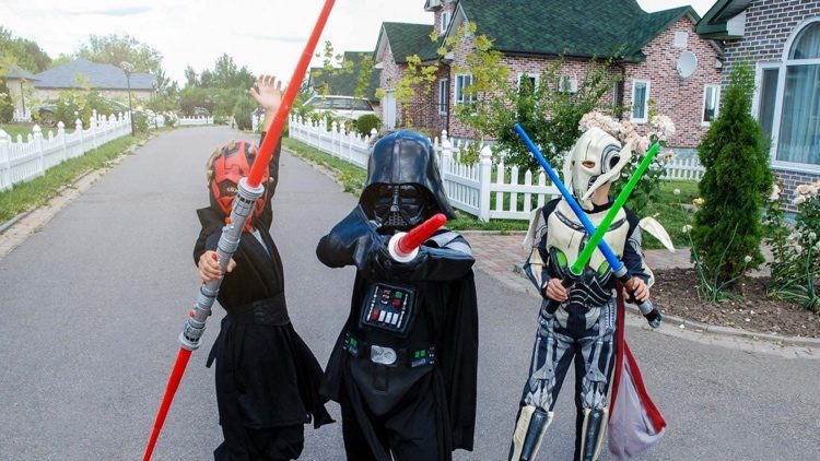 Nápad na kostým s motívom Hviezdnych vojen - prilby a ochranná maska ​​zospodu ako ochrana pred infekciami