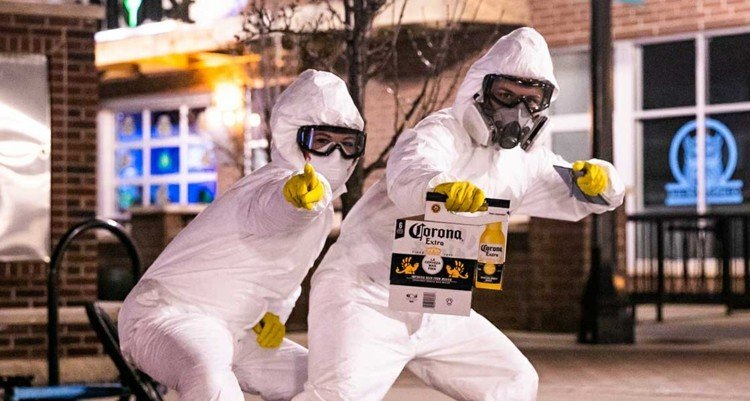 Ochranný oblek Covid-19 s maskou ako prestrojenie na Halloween s pivom Corona