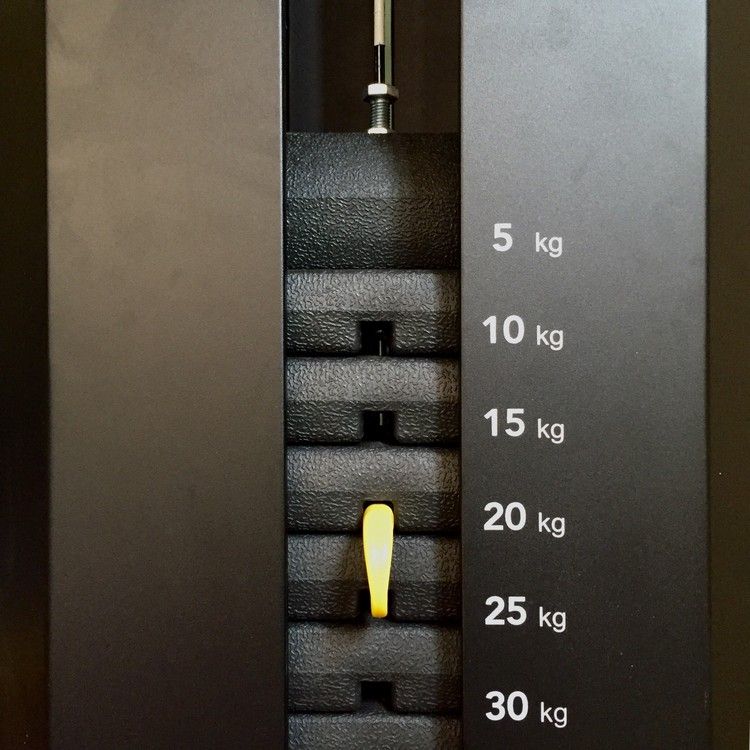 Multifunkčná posilňovňa s posilňovacím strojom pre domácu posilňovňu