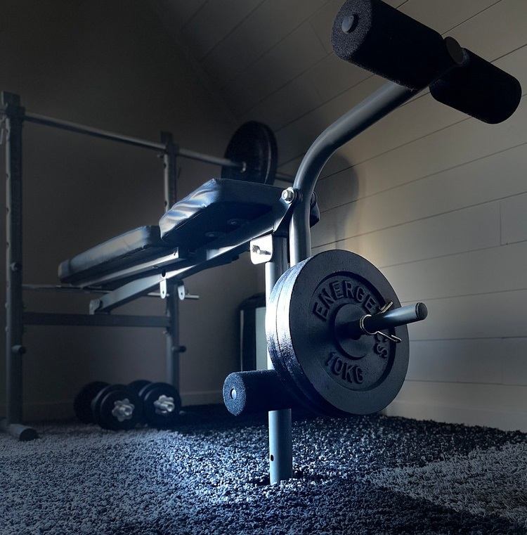 Domáca telocvičňa zriadila lavičku s vybavením