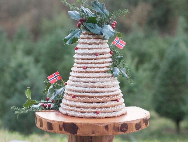 Veža na tortu Kransekage zdobiaca zimné bobule nápady