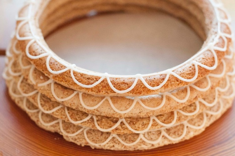 Kransekage stohujte vežové tortové prstene nad sebou