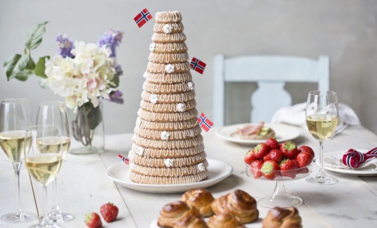 Recept na pečenie marcipánu na narodeninovú tortu Kransekage