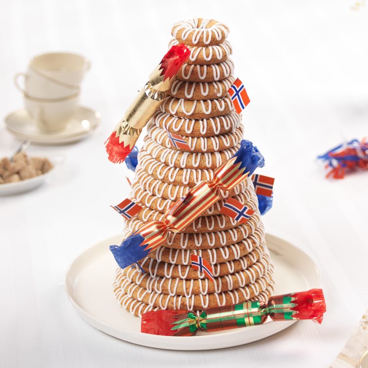 vežová torta kransekake veža zdobí detskú narodeninovú oslavu