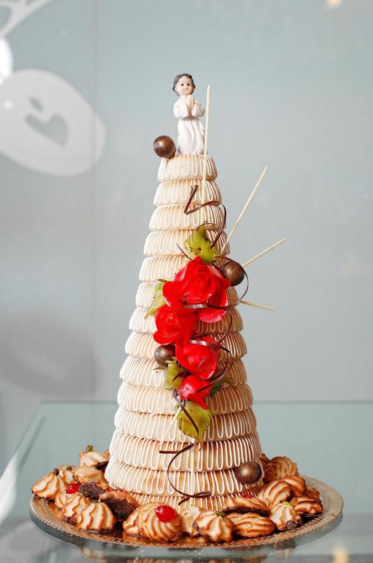 vežový koláč kransekage zdobí kvety a skrýva fľašu šampanského v interiéri