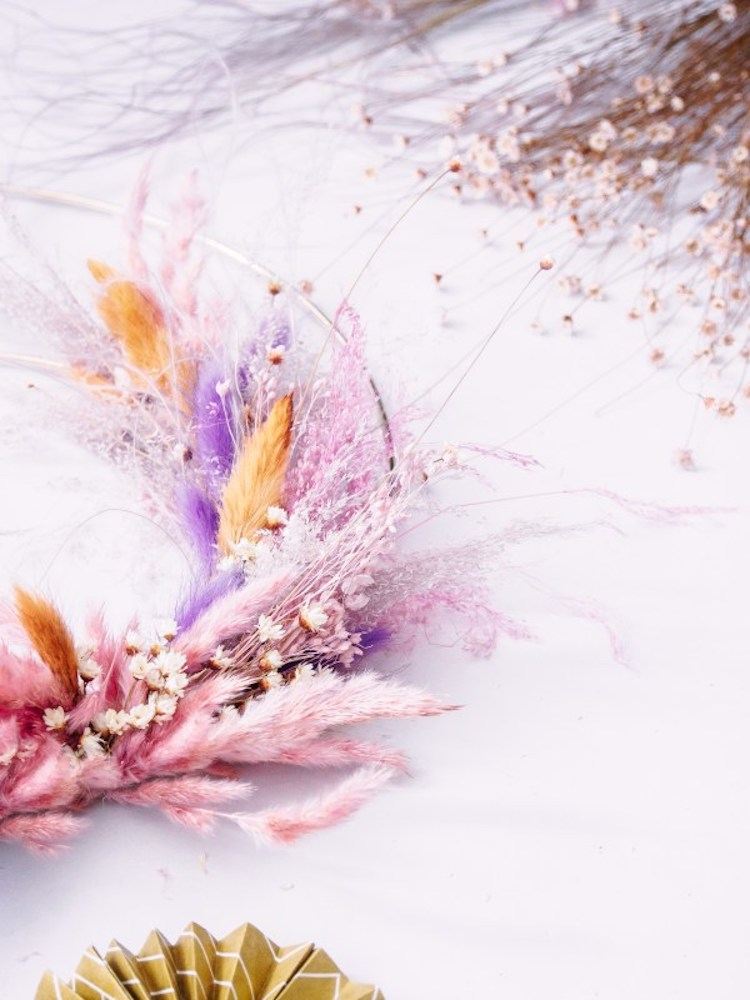 Veniec zo sušených kvetov ružovej farby s kovovým krúžkom