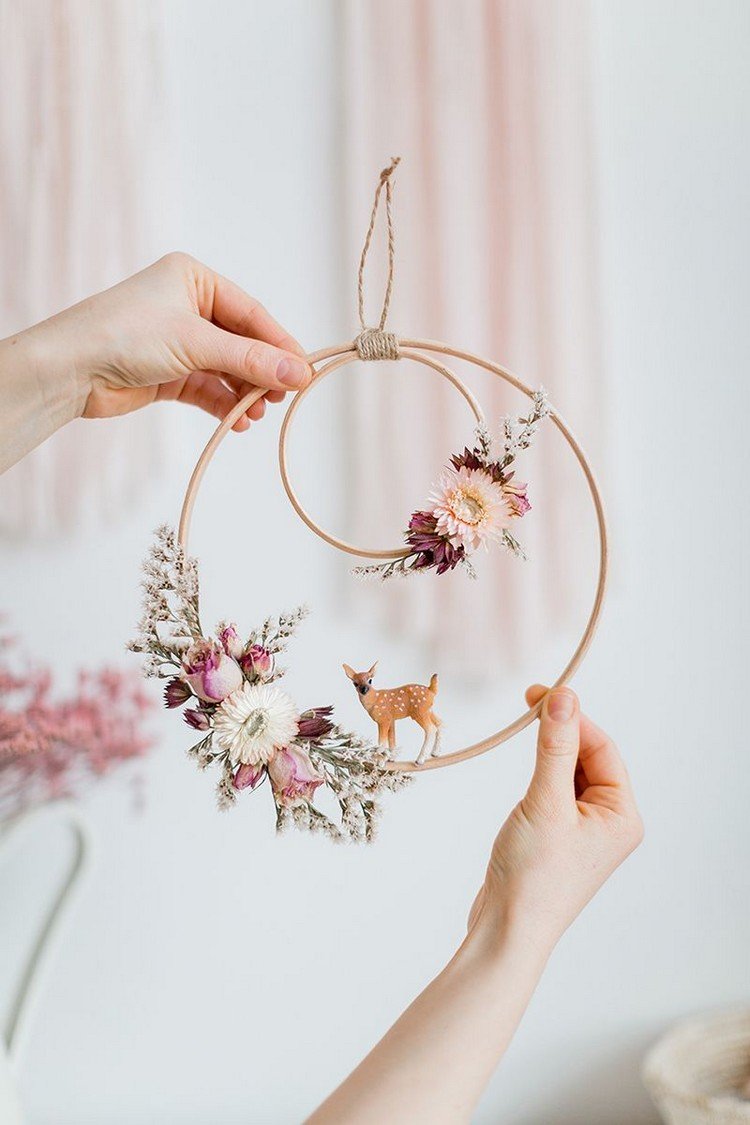 Boho veniec s drevenými krúžkami a sušenými kvetmi