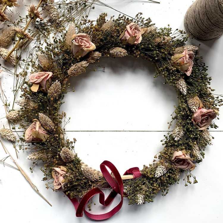 Veniec so sušenými ružami a trávou
