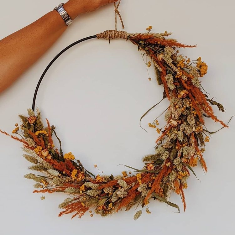 Oranžový a žltý veniec dodáva jesennú atmosféru